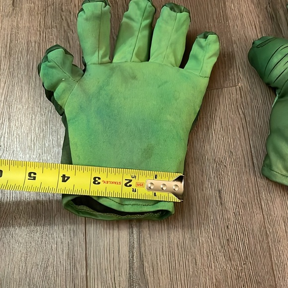 Incredible Hulk Costume Gloves - Picture 4 of 4